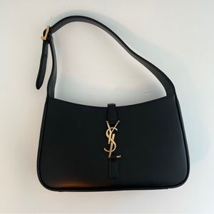 Yves Saint Laurent LE 5 À 7 noir Smooth Leather